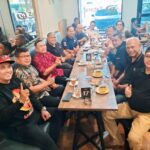 Di Balik Cangkir Kopi: Ferrytas dan Semangat Persaudaraan IKM Sapayuang