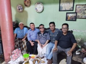 Ketika Persaudaraan Menjadi Obat: Wakajati Sulut Ferrytass., Dt. Toembidjo Jenguk Presidium IKASMIN-SS Pasca Operasi